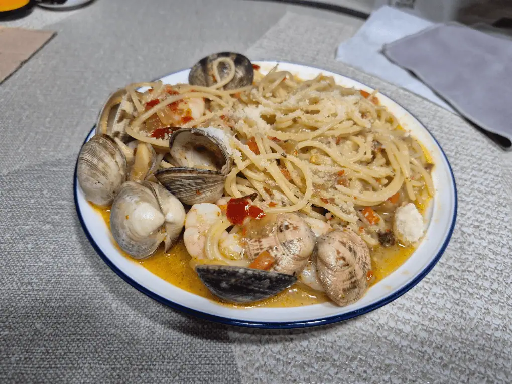 접시에 담긴 봉골레 파스타 사진.