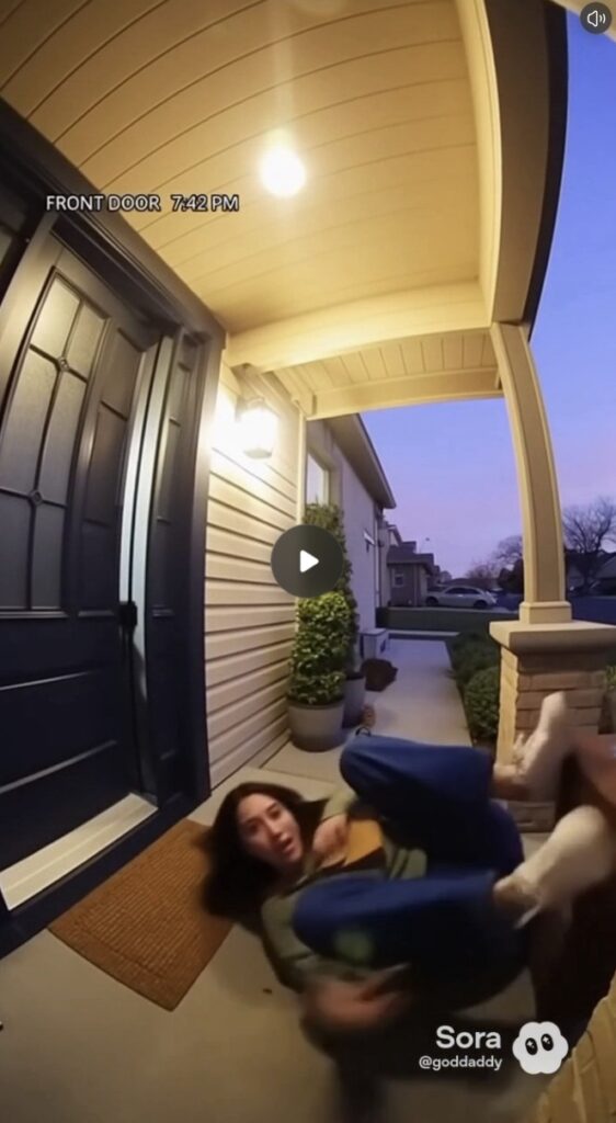 한 외국인 여성이 재미있게 놀고 있는 영상의 사진이다. 링크가 첨부되어 있다.