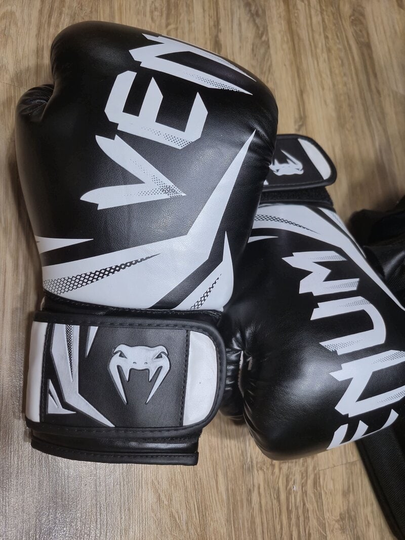 베넘 글러브 블랙 앤 화이트 디자인.