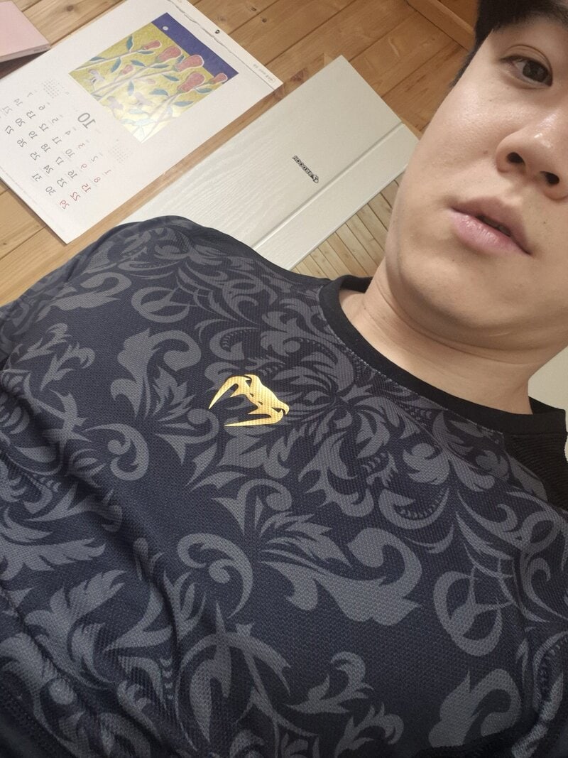 베넘 래쉬가드 착용 사진 클로즈업.