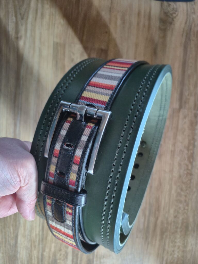 리프팅 벨트를 일반 벨트로 돌돌 말아 길들이기를 하는 중이다.