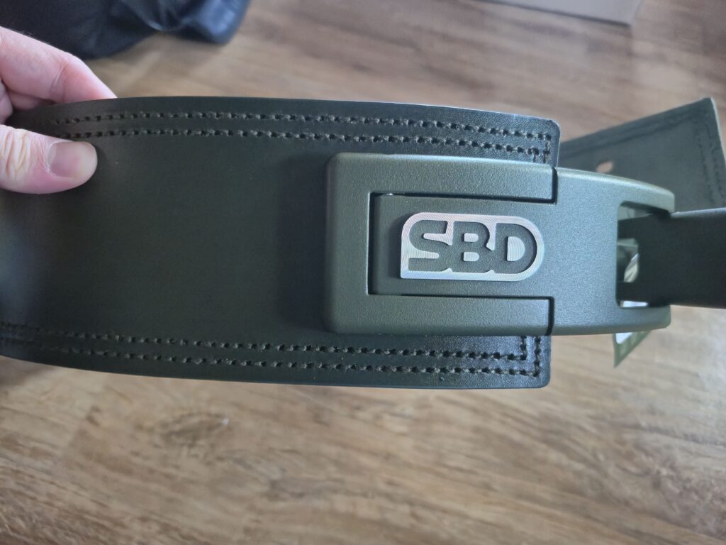 SBD 리프팅 벨트 실제 사진. 버클에 SBD 로고가 새겨져있다.