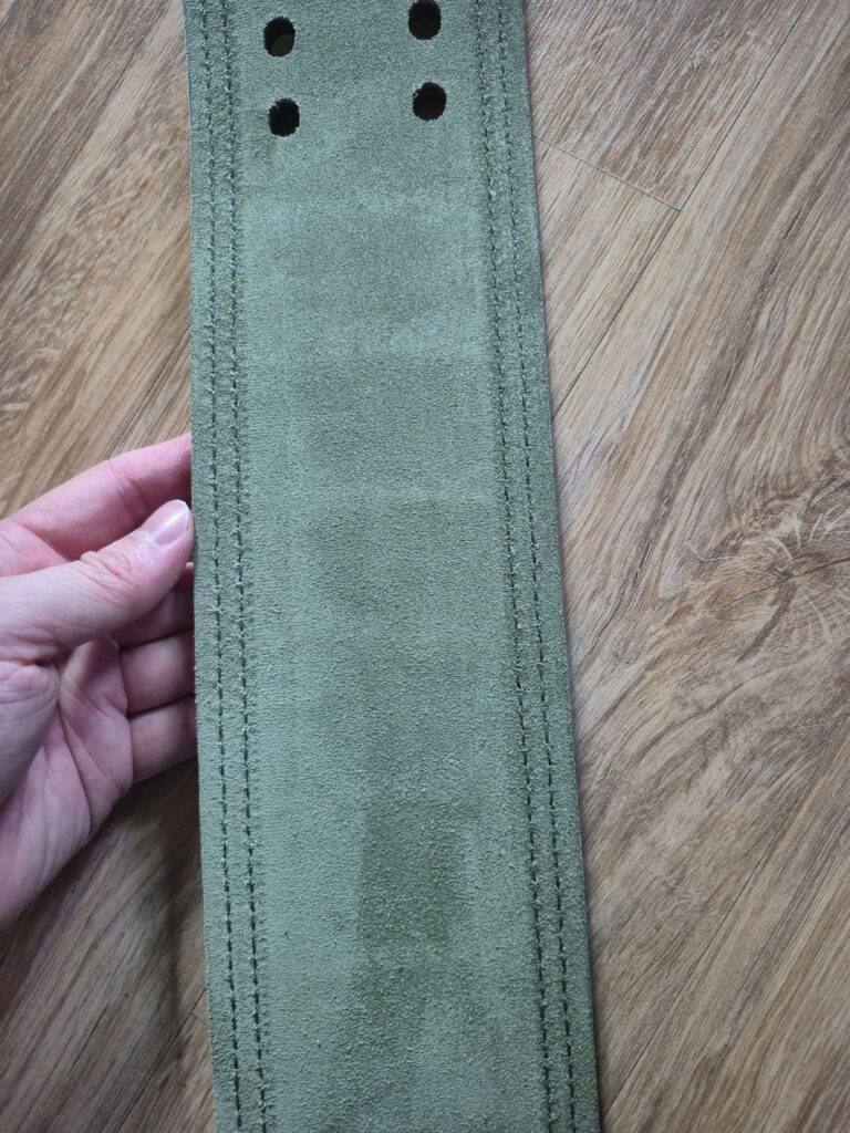 SBD 벨트 내부의 사진.
굉장히 부드럽고 고급스러운 질감으로 구성되어 있다.