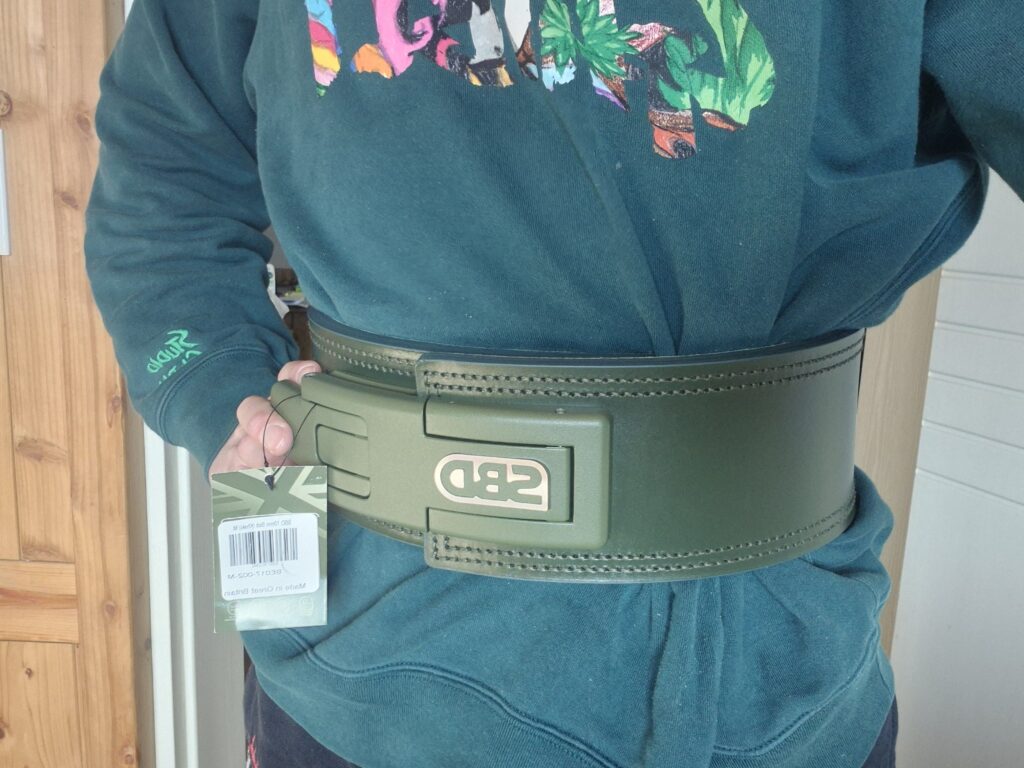 서준이의 SBD 벨트 착용 모습.
허리에 손을 올리고 있다.